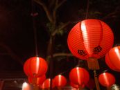 马来西亚乔治城的节日期间，夜空中点缀着充满活力的中国红灯笼