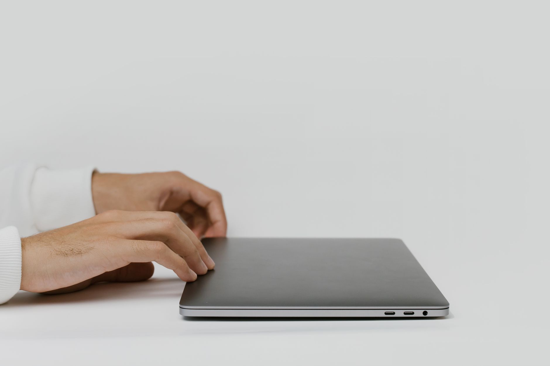 Technicien nettoyant un PC portable avec de l'air comprimé