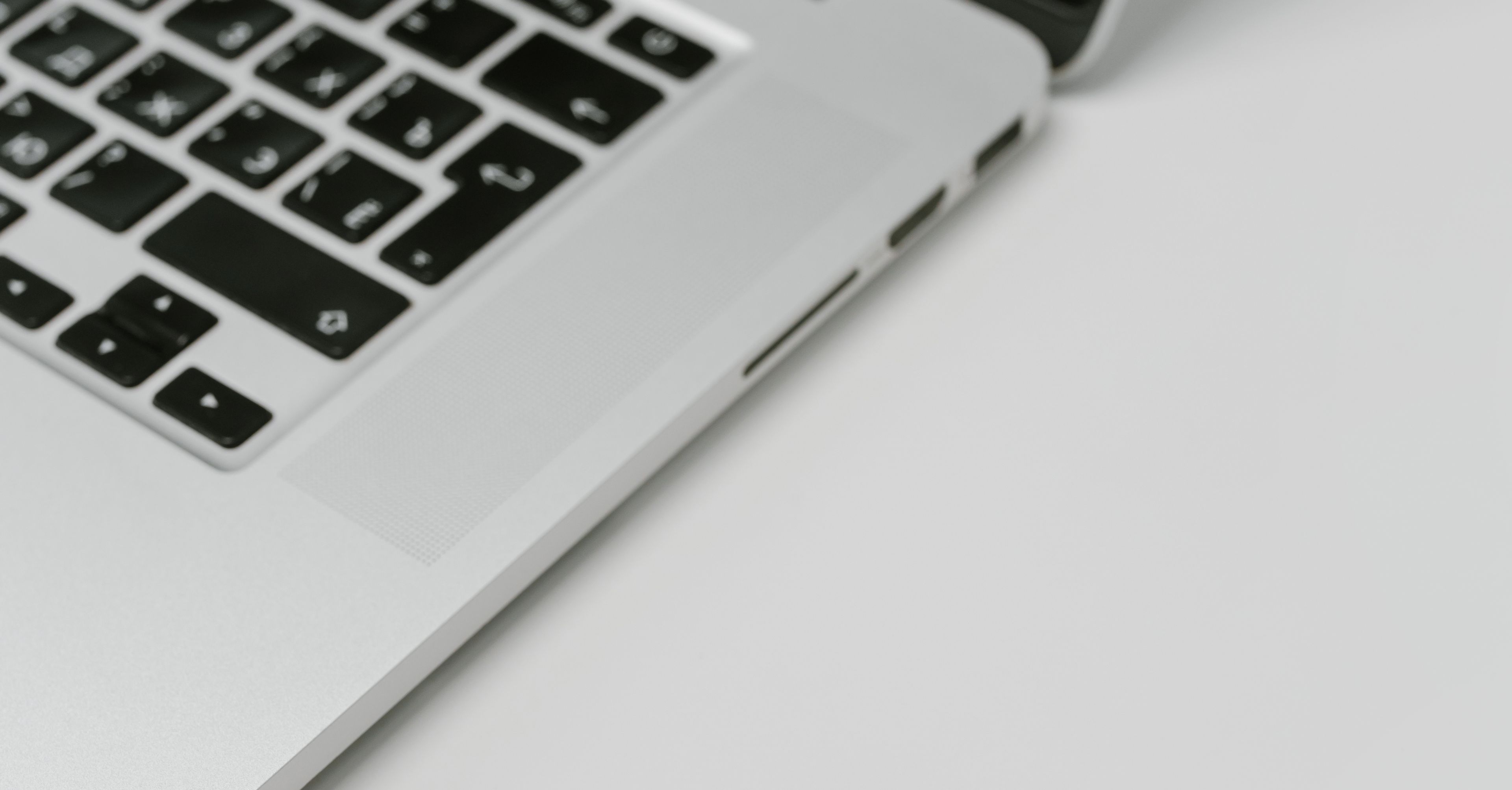 Laptop z kłódką na ekranie
