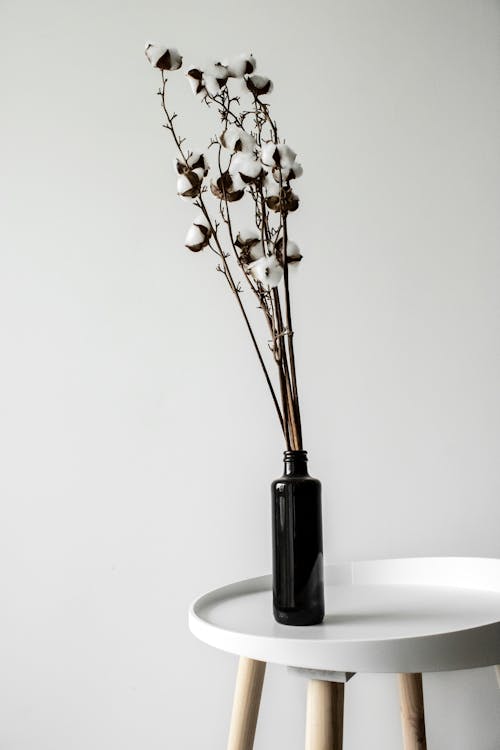 Fleurs Blanches Dans Un Vase En Verre Noir