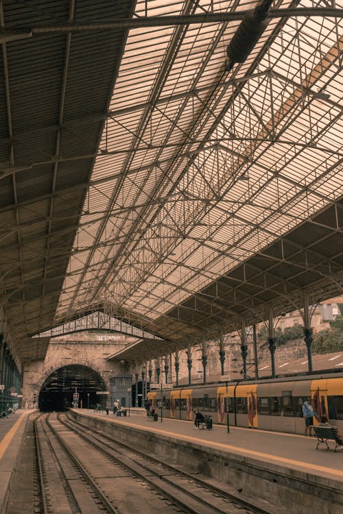 기차역 플랫폼, 대중교통, 벤치의 무료 스톡 사진