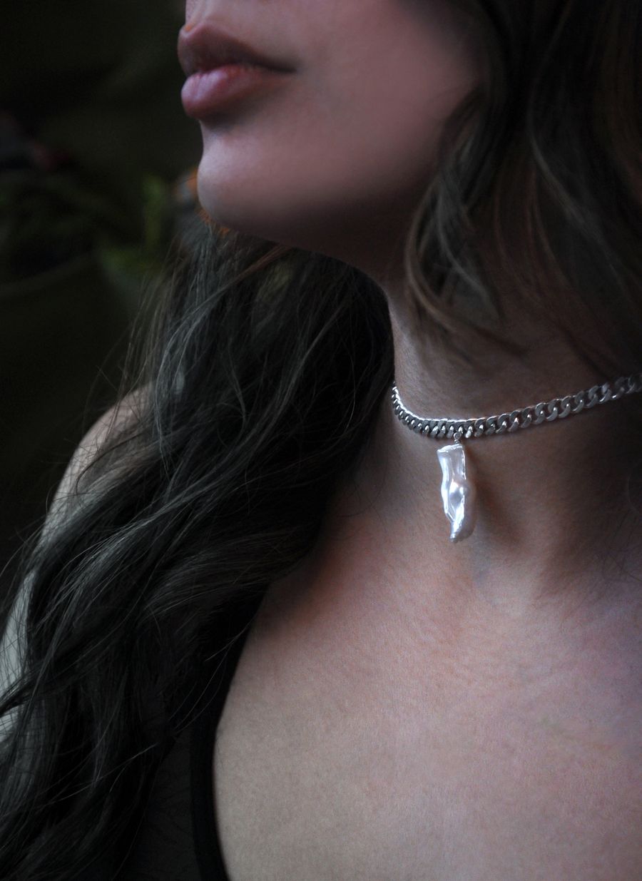 Colgante de plata delicado, de cerca