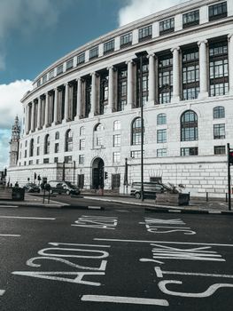 伦敦的标志性建筑在多云天空下展现出经典的建筑风格