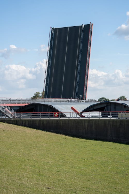 Darmowe zdjęcie z galerii z arteria wodna, beton, błękitne niebo