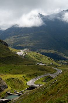 Berg & Wolken in Szene gesetzt – Wunderschönes Auto-Motiv