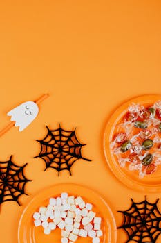 这间以青少年为主题的公寓采用橙色背景，并配有糖果和装饰品