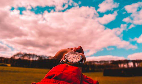 Persoon In Rood Shirt Horloge Dragen