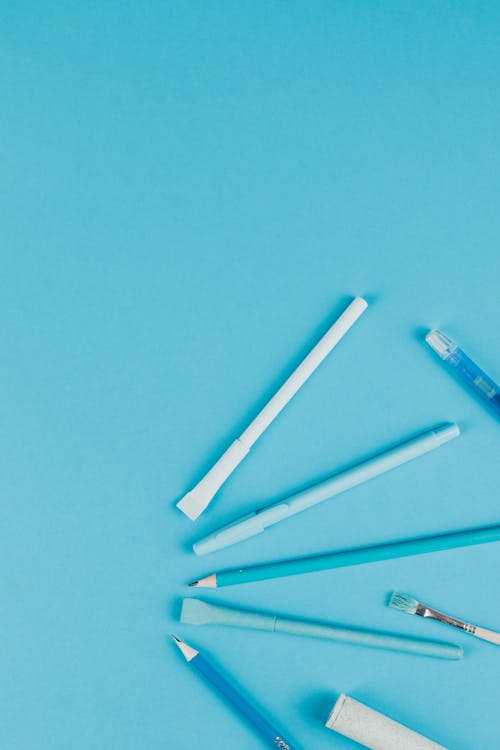 Gratis lagerfoto af blå baggrund, blyanter, kuglepenne