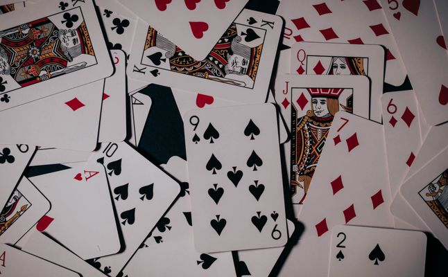 Online Casino: Spielautomaten und Live-Spiele im Überblick