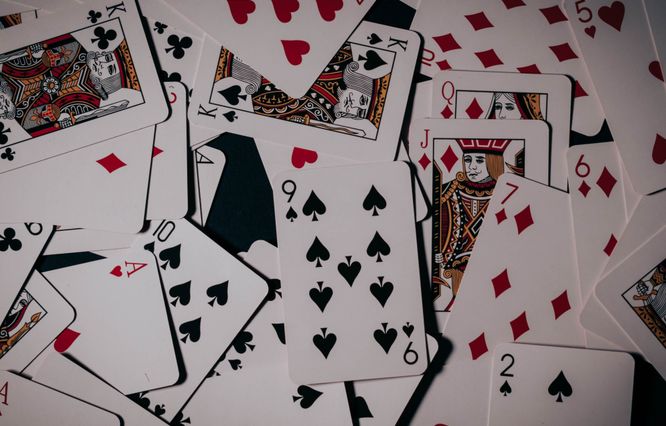 Online Casino: Spielautomaten und Live-Spiele im Überblick