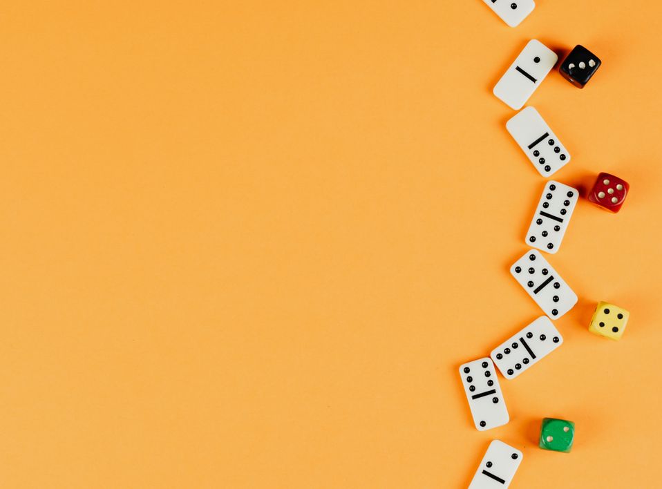 Blackjack Spielkarten und Chips auf einem grünen Casinotisch