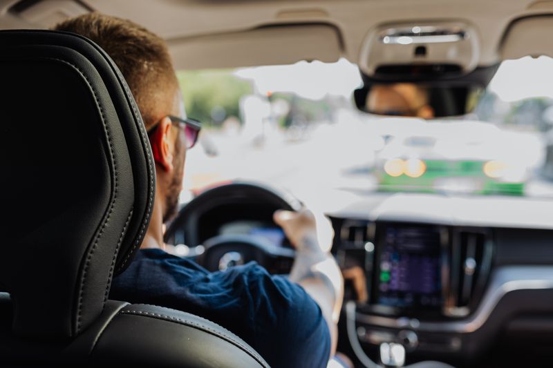 Pendler beim Autofahren