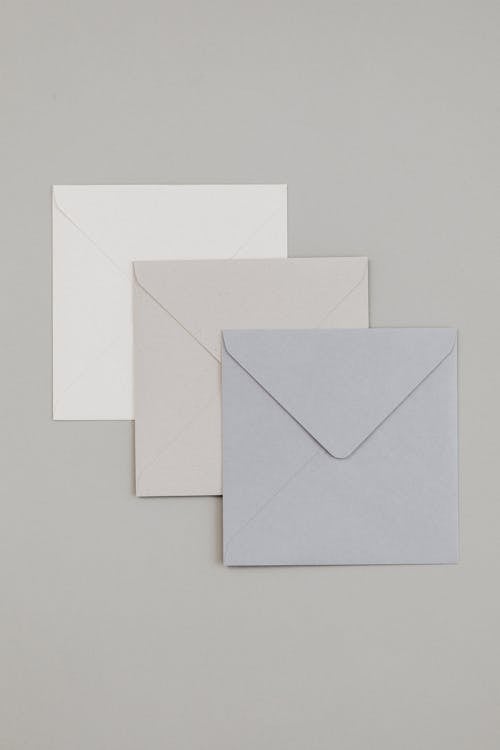 Gratis arkivbilde med grå bakgrunn, konvolutter, papir