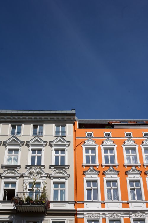 Free Elegant architectural facades with vibrant colors against a bright blue sky. Stock Photo