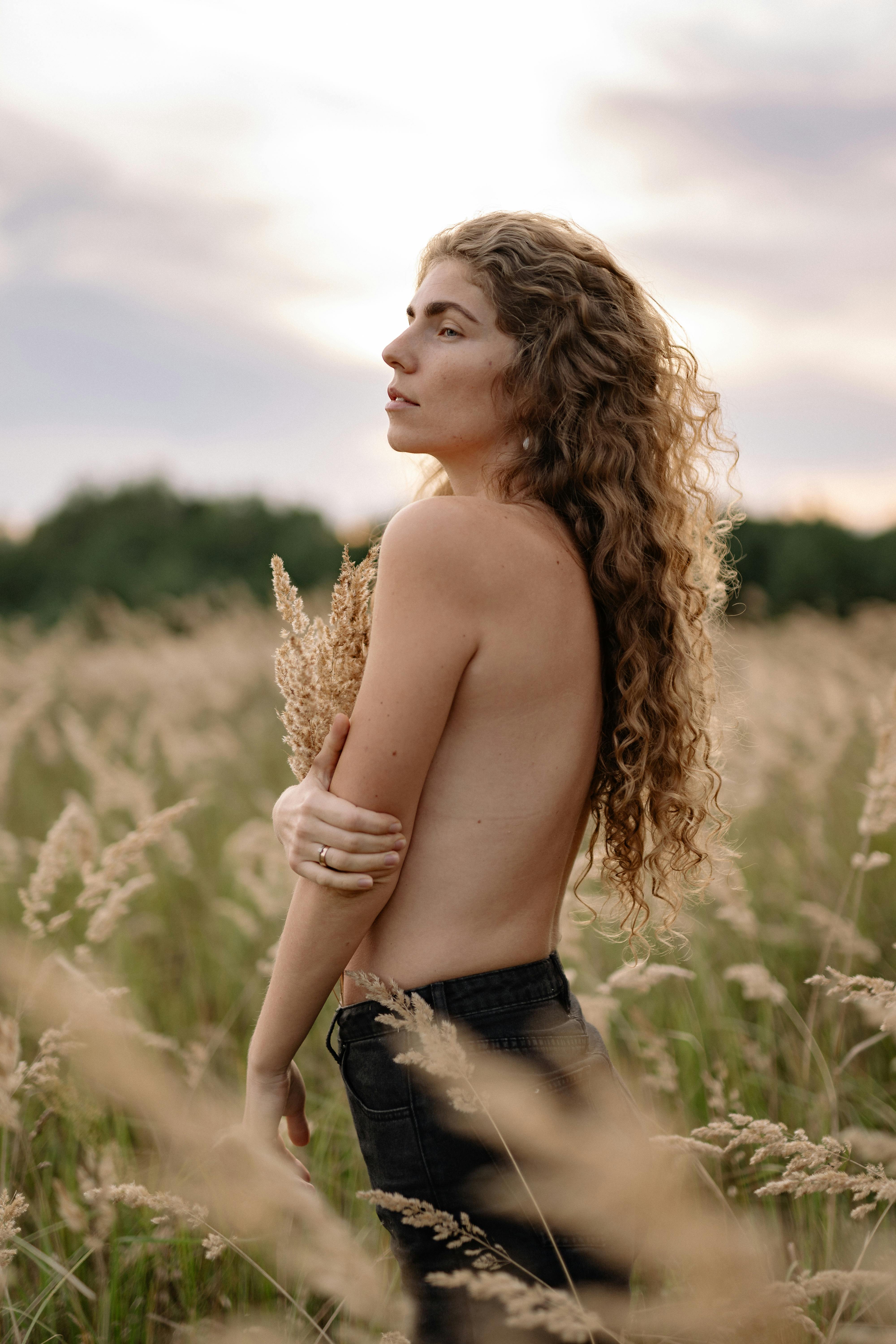 naked woman posing in wheat field