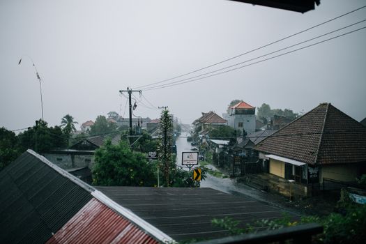 印度尼西亚乡村街道在雨天的宁静景色，展现了当地建筑风貌