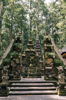 巴厘岛桑格猴森林中，古老寺庙的大门景色迷人，四周环绕着郁郁葱葱的绿植