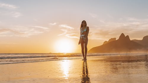 Бесплатное стоковое фото с берег моря, бикини, восход