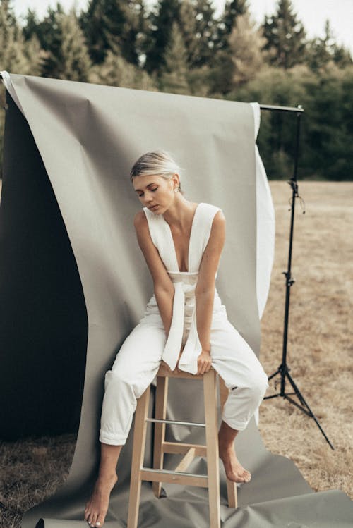 Elegante Mujer Sentada En Una Silla