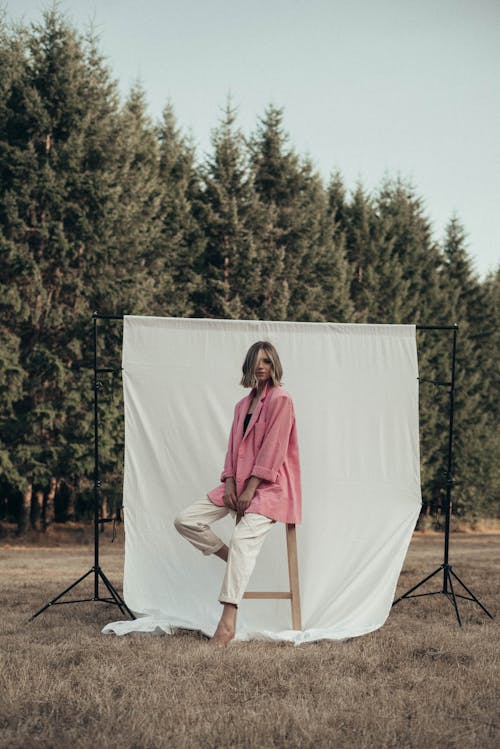 Mujer Joven En La Naturaleza Durante La Sesión De Fotos