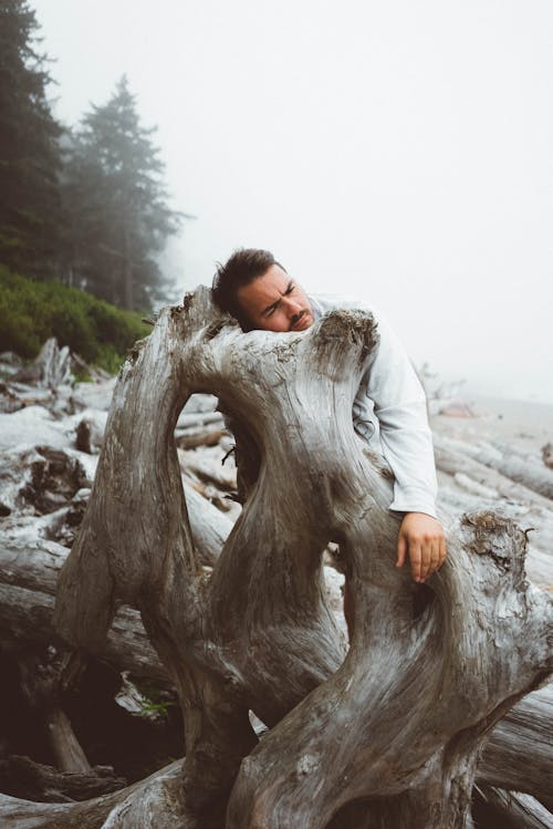 Homme Calme Avec La Tête Sur Le Journal