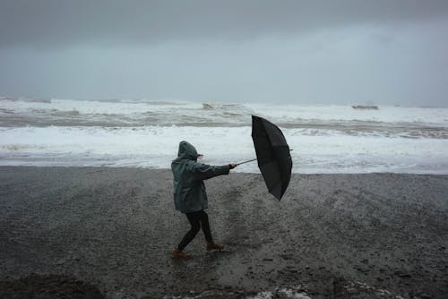 Personne Méconnaissable Avec Parasol Sur La Plage