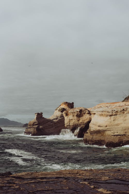 Falaise Rocheuse Au Dessus Des Vagues De L'océan