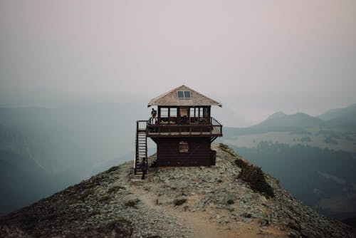 Rumah Kayu Yang Sepi Di Gunung Tinggi