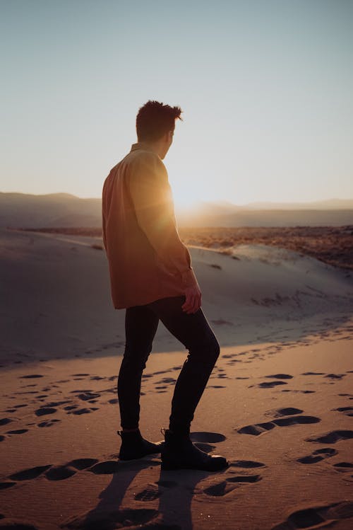 Homem Anônimo Caminhando Em Dunas De Areia No Deserto