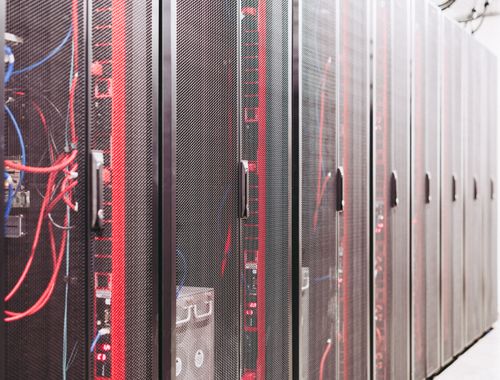 Rack de servidores montado em data center