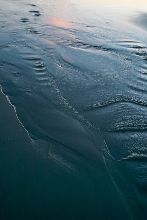 Nasses Ufer Mit Welle Gewaschen