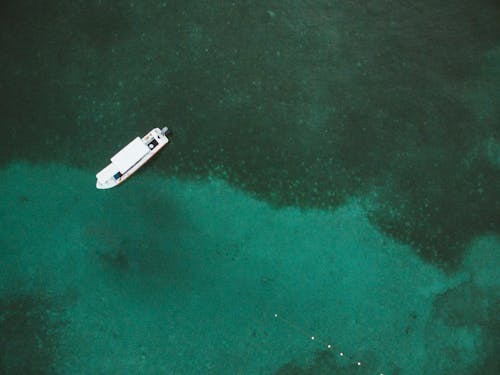 船漂浮在透明的水晶水上