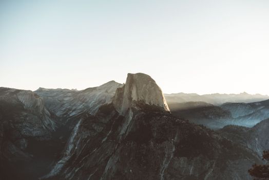 在明亮的阳光下，雾霾笼罩的高山风景如画