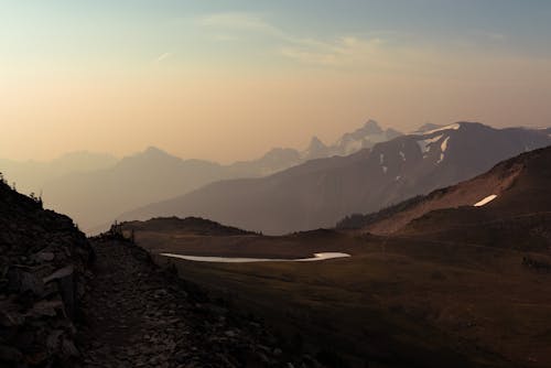 Paesaggio Con Campo Contro Le Montagne