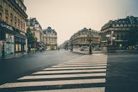 老城区的迷人景观中，历史建筑和人行横道构成前景