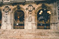 精美的外观细节、华丽的雕塑和拱门，展现了经典建筑的风采