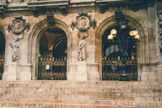 精美的外观细节、华丽的雕塑和拱门，展现了经典建筑的风采