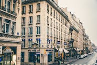 沿着迷人的巴黎城市街道，欣赏历史悠久的建筑