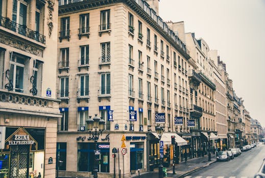 沿着迷人的巴黎城市街道，欣赏历史悠久的建筑