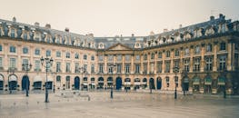 巴黎广场历史悠久，其经典建筑展示了对称性和传统设计