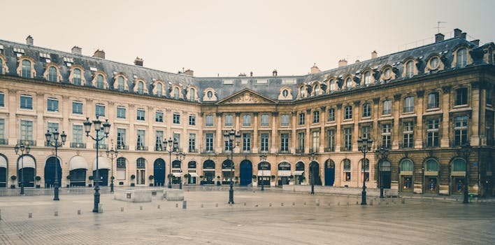 巴黎广场历史悠久，其经典建筑展示了对称性和传统设计