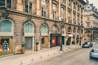 巴黎街道优雅，两旁矗立着经典建筑，点缀着汽车和精品店面