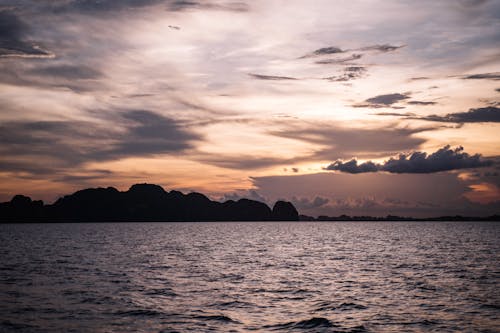 Vista Panorâmica De Uma Montanha Perto Do Mar Durante O Pôr Do Sol