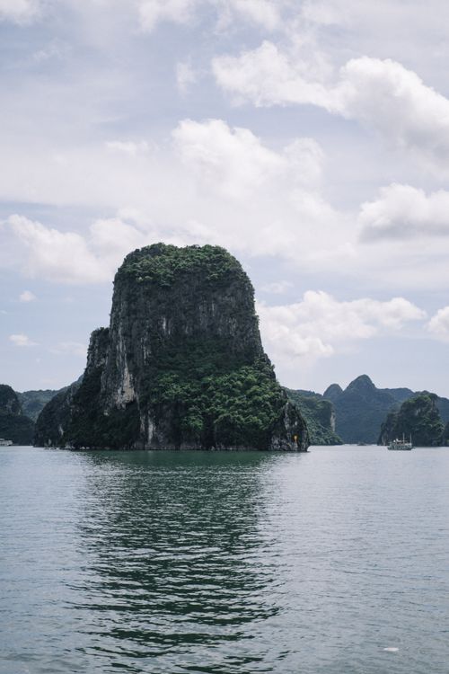 Free Experience the serene beauty of Halong Bay with its iconic limestone formations and calm waters. Stock Photo