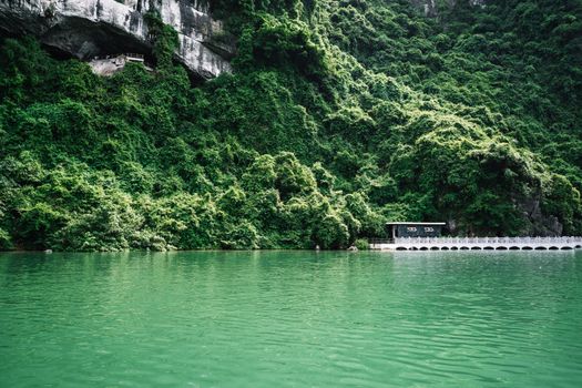 宁静的泻湖与越南郁郁葱葱的绿色悬崖，共同展现了自然的美景与宁静