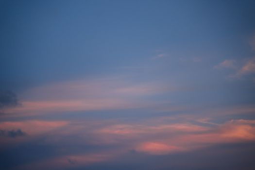 暮色天空宁静，粉红与蓝色的云彩温柔，构成完美的背景