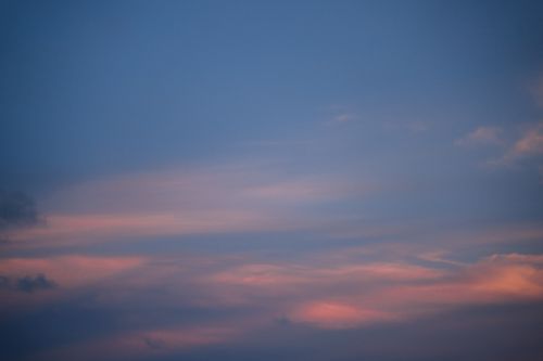 Free A serene twilight sky with gentle pink and blue clouds, perfect for backgrounds. Stock Photo
