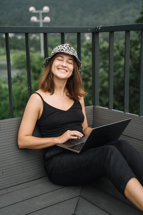 Vrouw In Zwart Mouwloos Onderhemd Die Laptop Computer Met Behulp Van