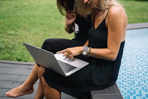 Fotobanka s bezplatnými fotkami na tému ľudia, notebook, písanie na klávesnici