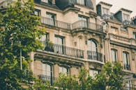 巴黎的建筑立面迷人，拥有华丽的阳台和经典的设计
